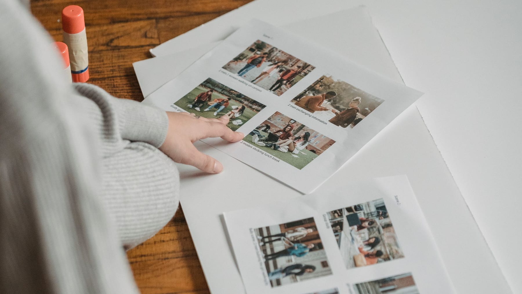Mains assemblant des papiers pour un collage en atelier Humahu