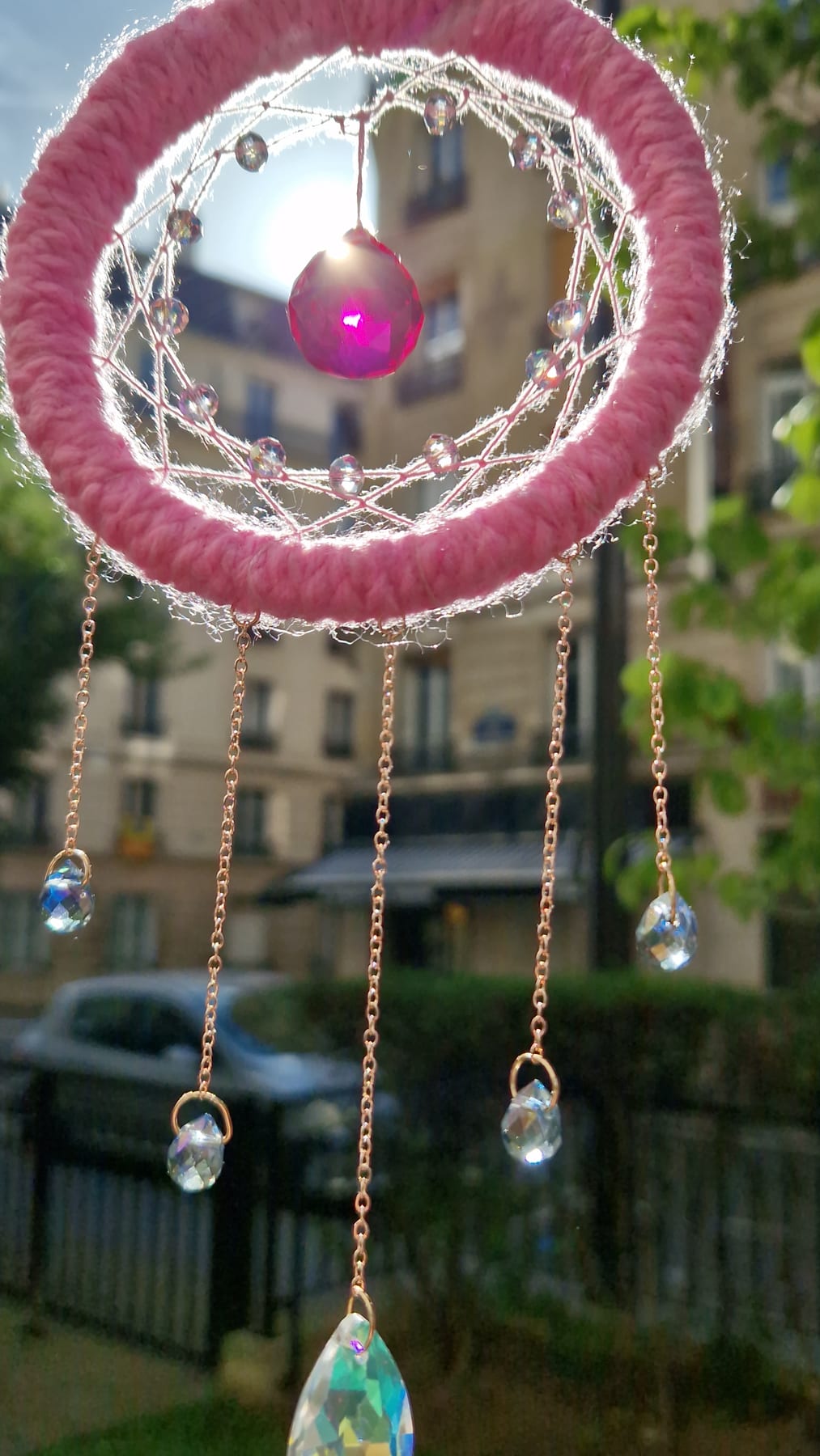 Attrape-rêves coloré suspendu à la lumière, atelier Humahu