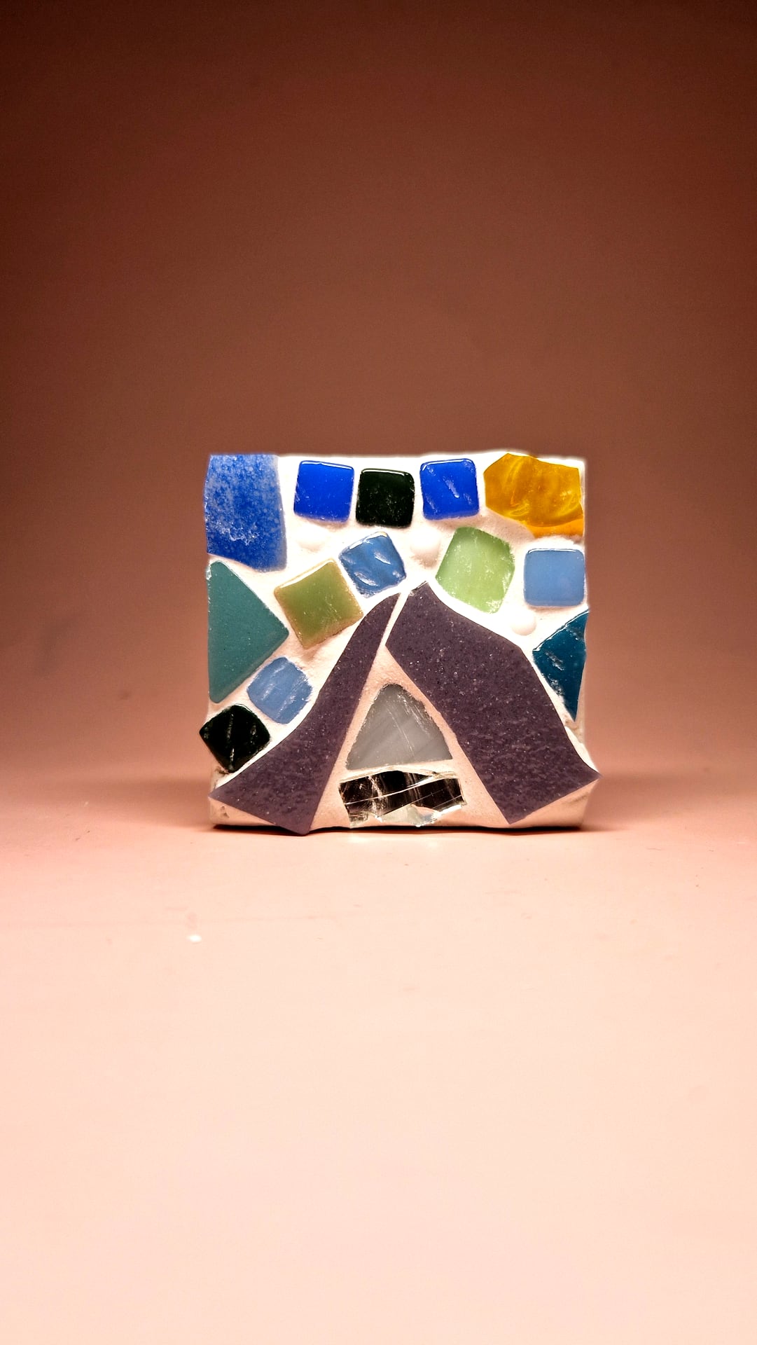 Petite mosaïque povera aux chutes bleues, vertes et violettes