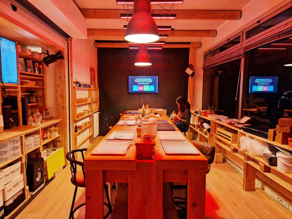 Grande table d’ateliers créatifs avec postes individuels