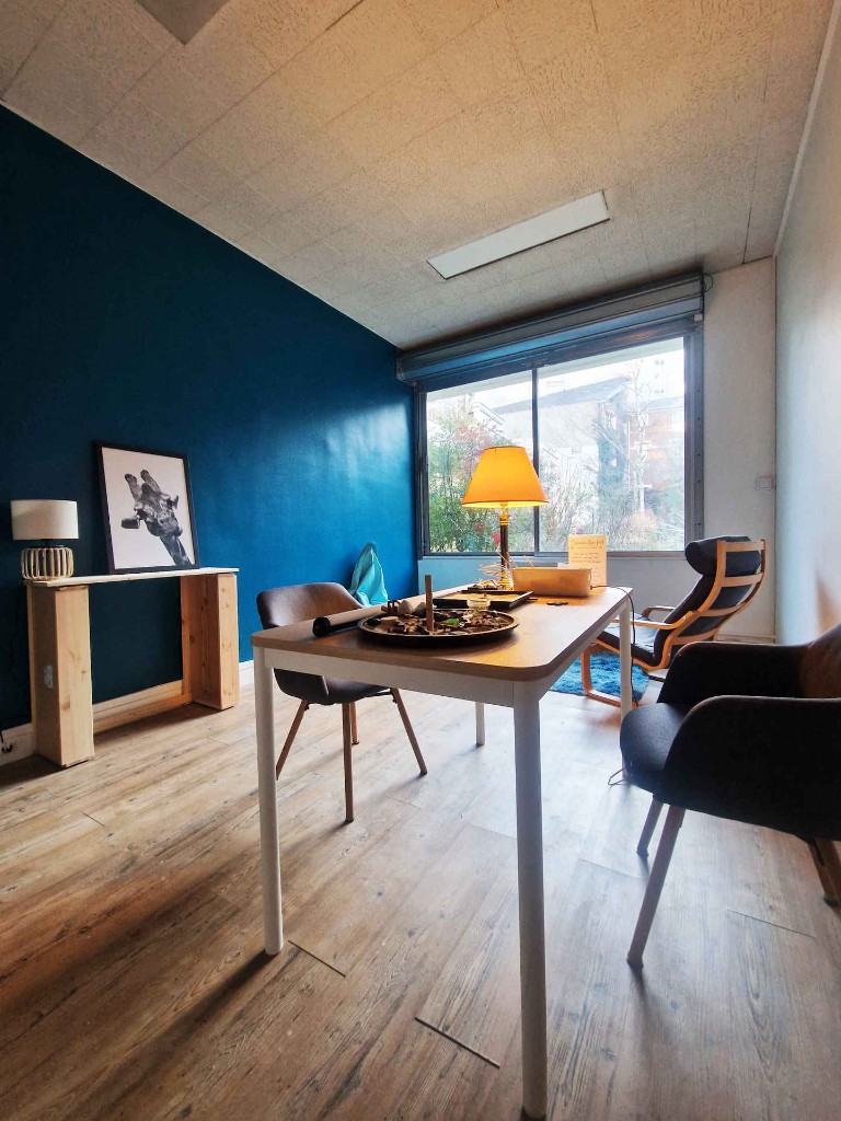 Cabinet calme avec bureau et mur bleu canard