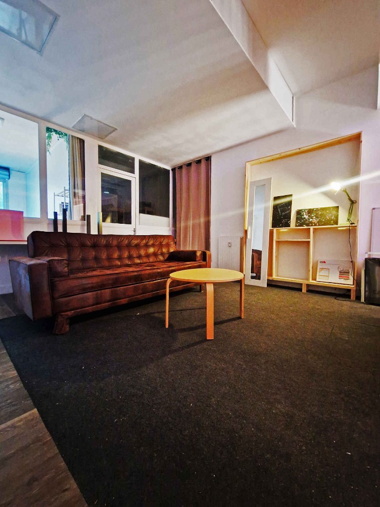 Salon Humahu avec canapé et table basse, lumière douce